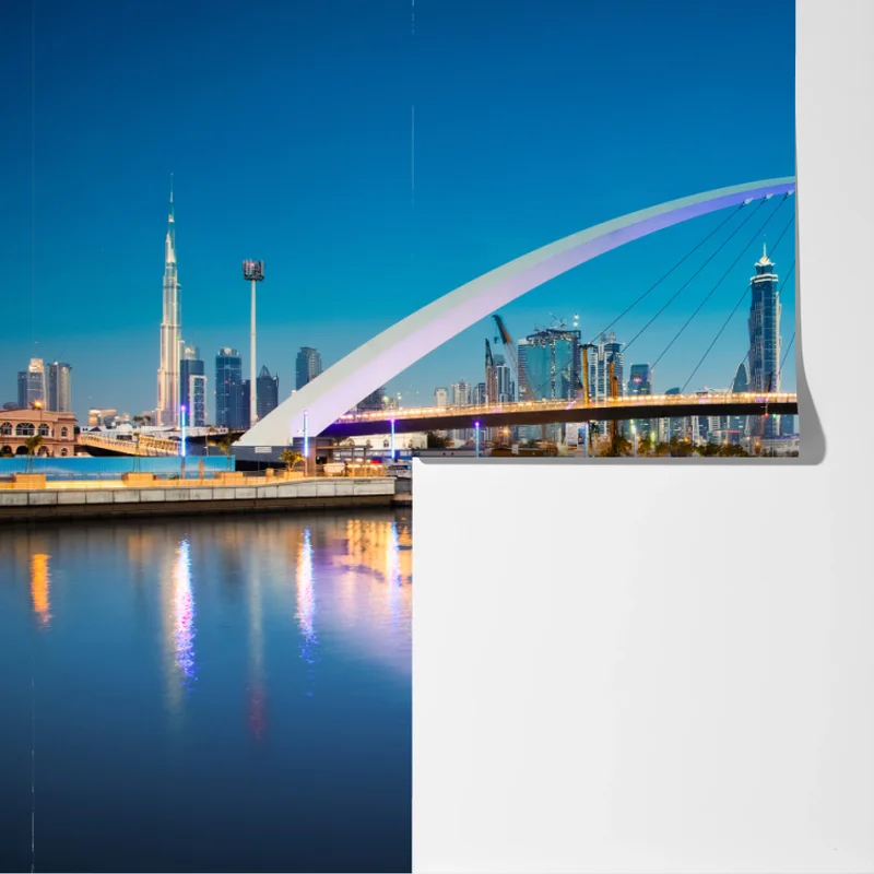 Fototapete Dubai skyline bei nacht mit beleuchteter brücke Fototapete Dubai skyline bei nacht mit beleuchteter brücke