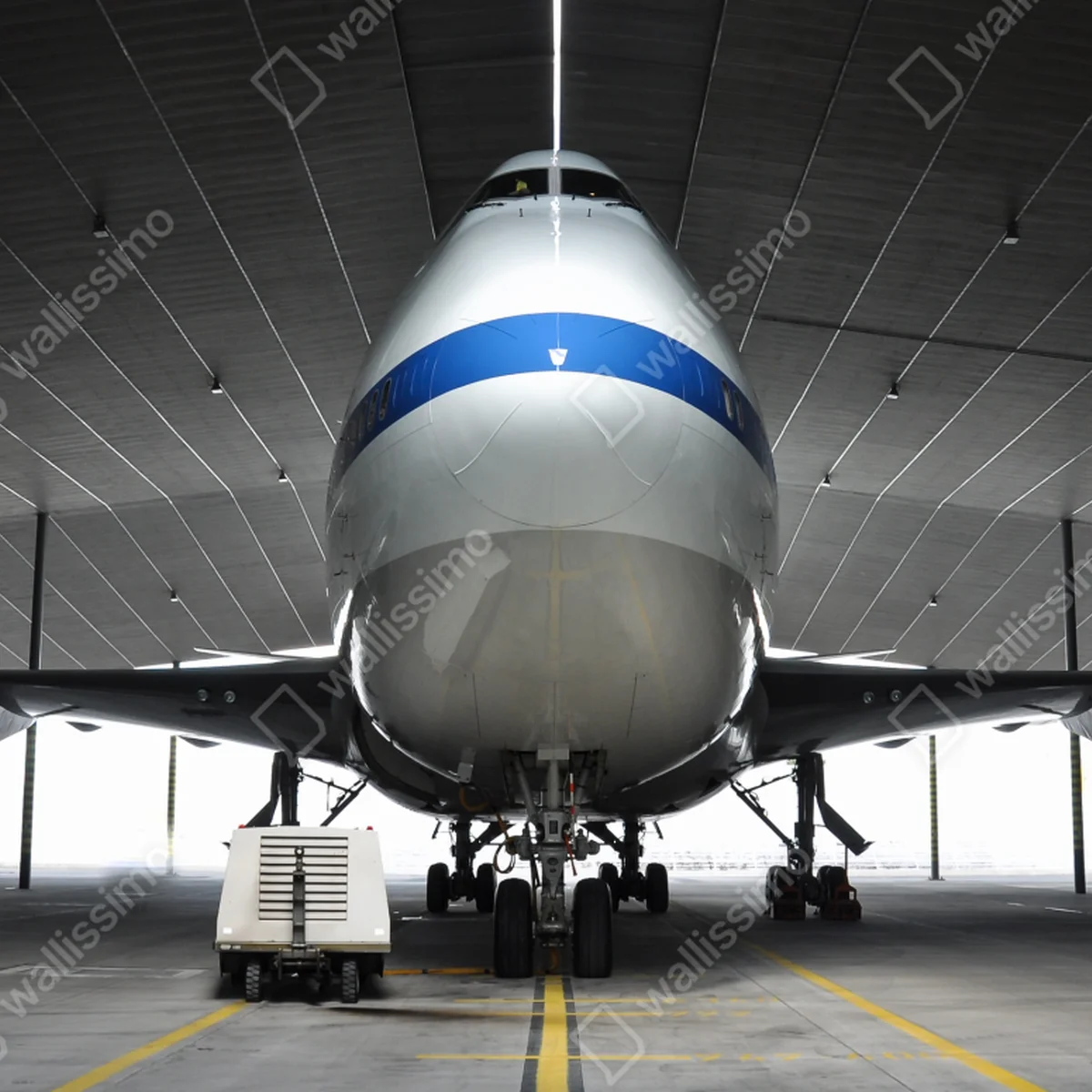 Türaufkleber frachter im hangar - frontansicht des jets Türaufkleber frachter im hangar - frontansicht des jets