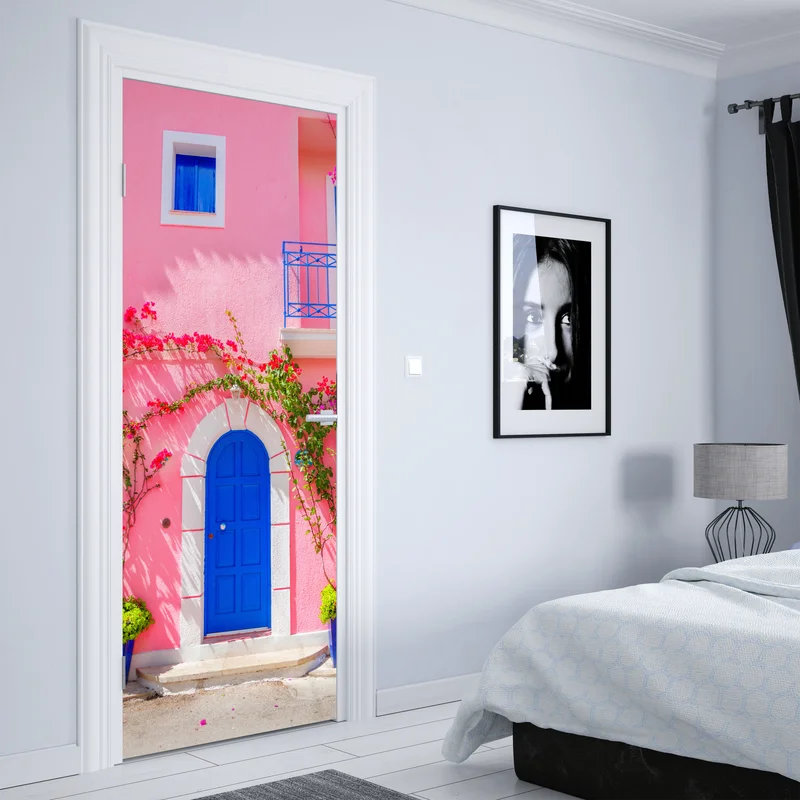 Türaufkleber leuchtende rosa fassade mit blauer tür Türaufkleber leuchtende rosa fassade mit blauer tür