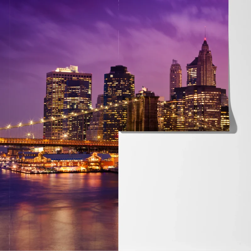 Fototapete violette skyline über leuchtender stadt und brücke Fototapete violette skyline über leuchtender stadt und brücke