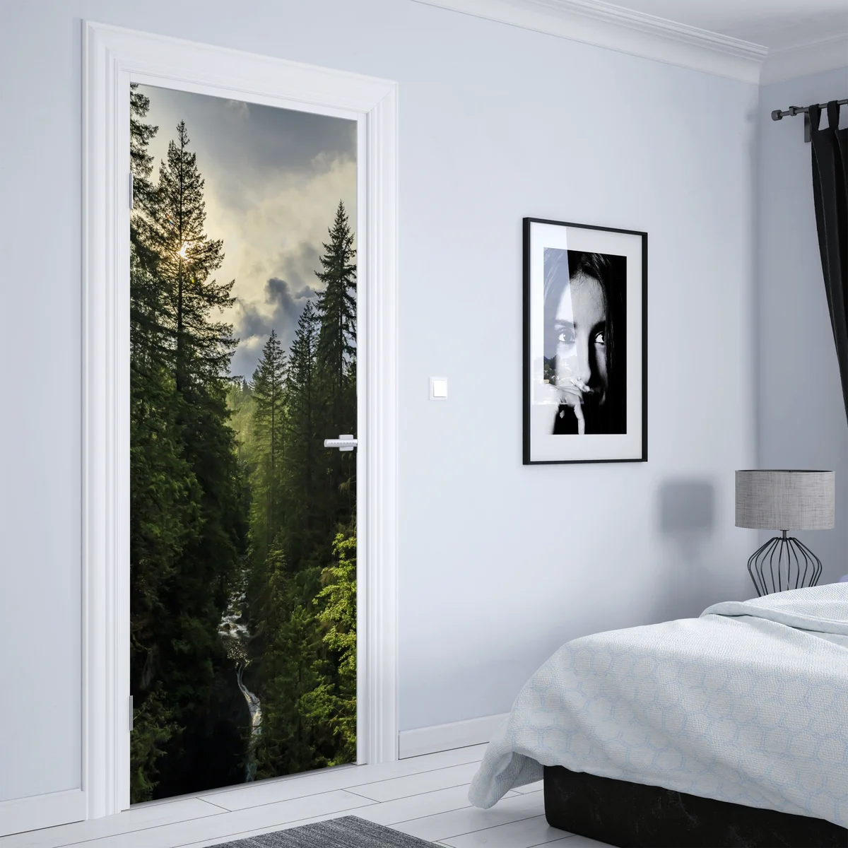 Türaufkleber nebliger immergrüner wald mit wasserfall Türaufkleber nebliger immergrüner wald mit wasserfall