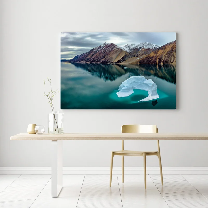 Leinwandbild eisberg und bergreflexionen in türkisfarbenem wasser Leinwandbild eisberg und bergreflexionen in türkisfarbenem wasser