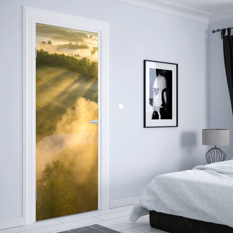 Türaufkleber goldener morgen über nebligem fluss