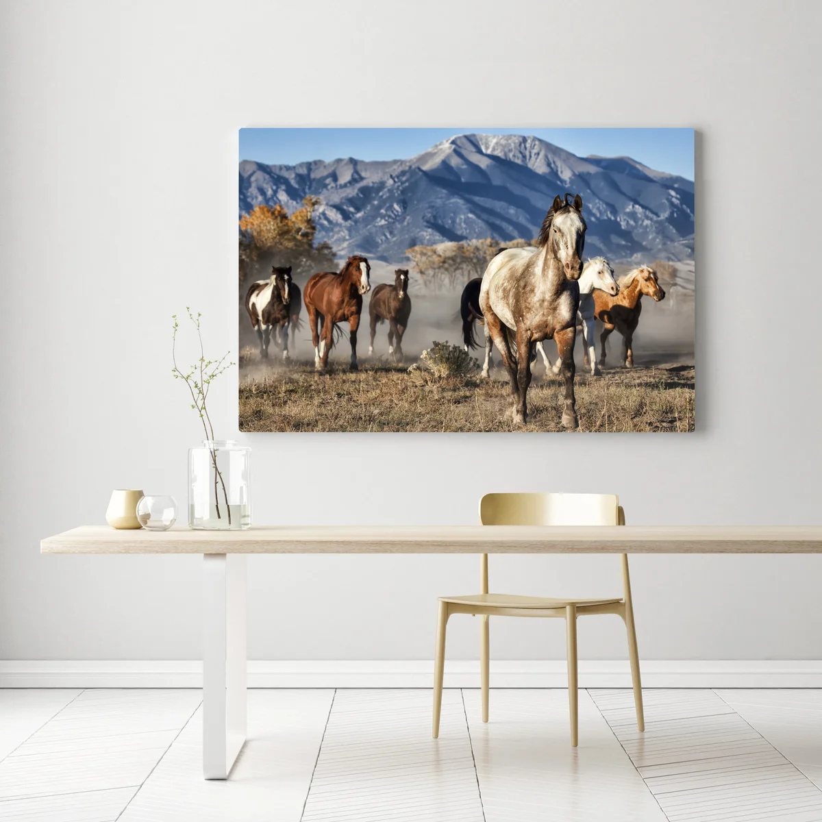 Leinwandbild wilde pferde galoppieren auf gebirgswiese Leinwandbild wilde pferde galoppieren auf gebirgswiese