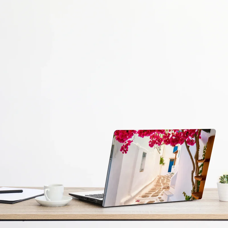 Naklejka na laptopa słoneczna uliczka grecka z bugenwillą