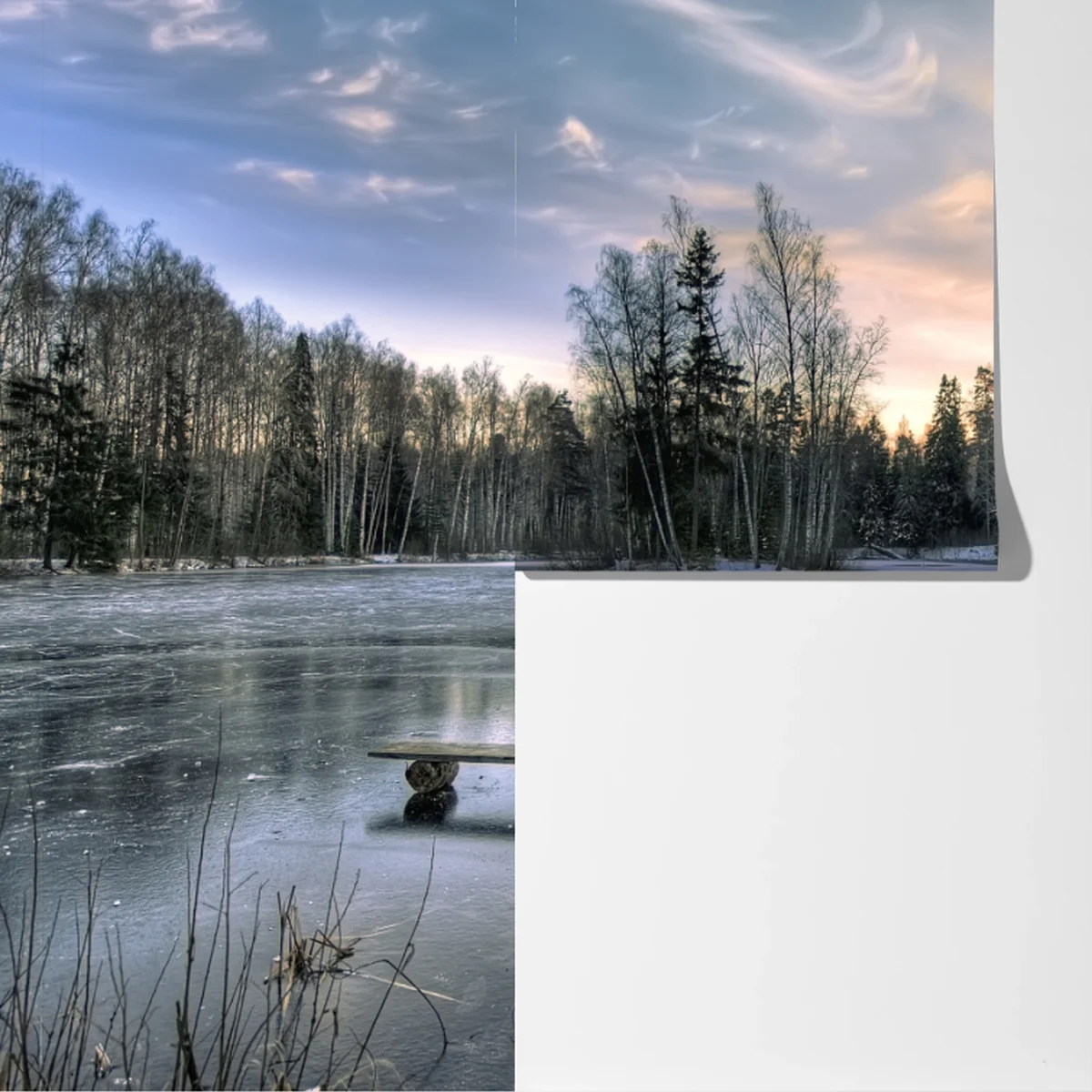 Fototapete vereister see im dämmerlicht mit waldspiegelung Fototapete vereister see im dämmerlicht mit waldspiegelung