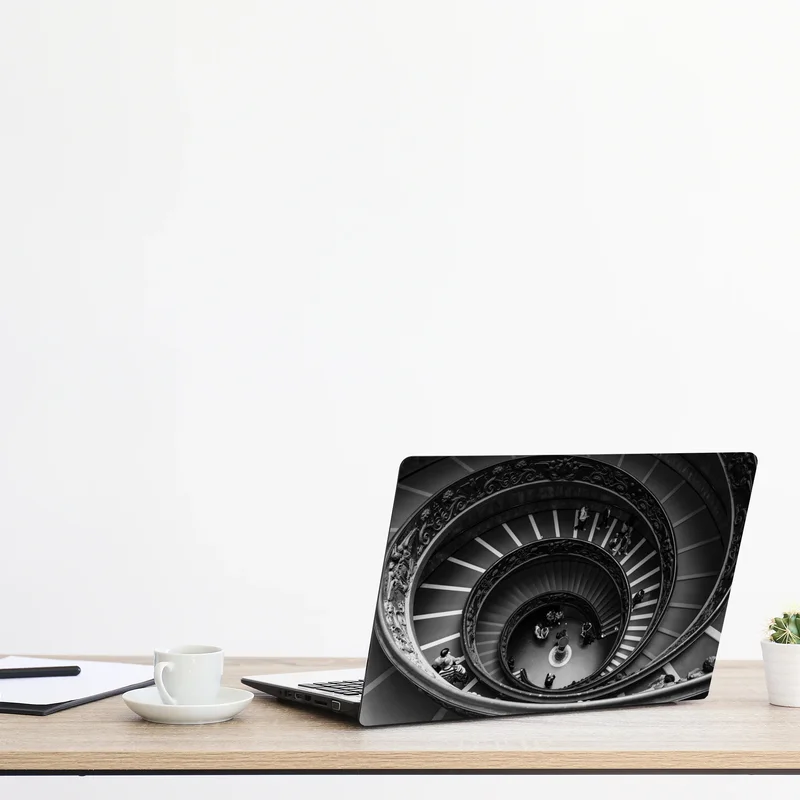 Naklejka na laptopa dramtyczne spiralne schody w monochromii Naklejka na laptopa dramtyczne spiralne schody w monochromii