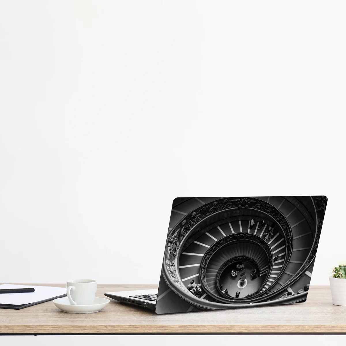 Naklejka na laptopa dramtyczne spiralne schody w monochromii Naklejka na laptopa dramtyczne spiralne schody w monochromii