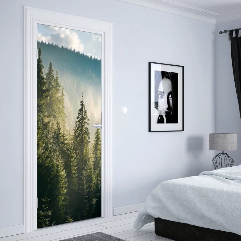 Türaufkleber nebliger fichtenwald im morgenlicht