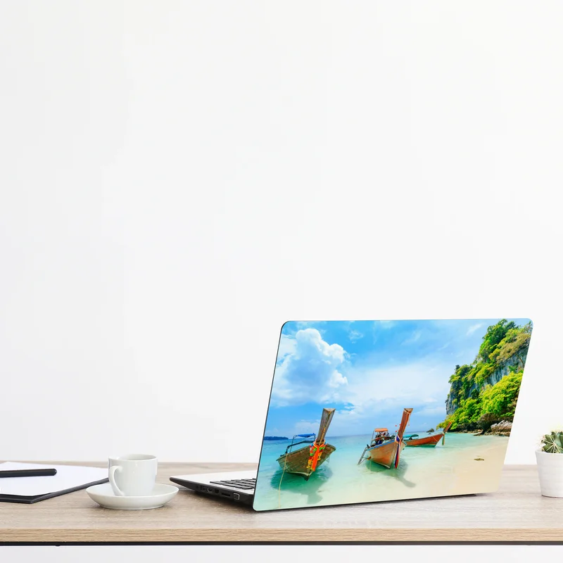 Naklejka na laptopa łodzie longtail na turkusowej plaży w Phuket Naklejka na laptopa łodzie longtail na turkusowej plaży w Phuket