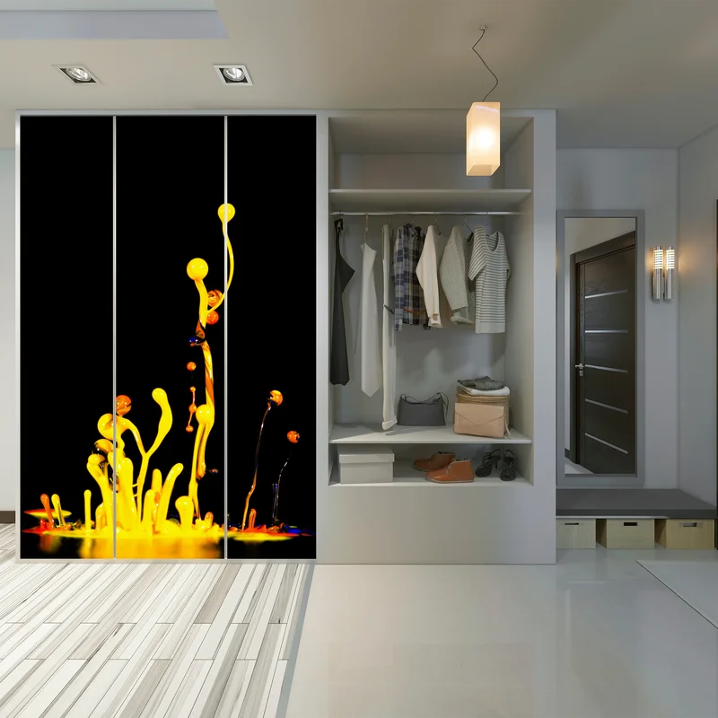 Schrankaufkleber leuchtender gelber farbspritzer auf schwarzem hintergrund