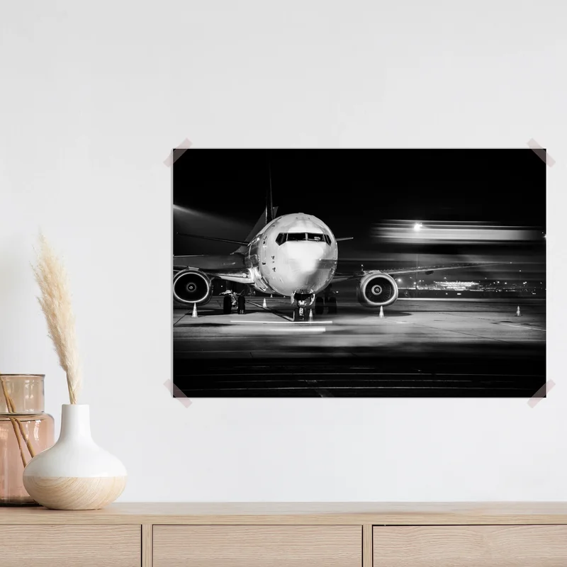 Poster monochromes jet auf dem rollfeld bei nacht Poster monochromes jet auf dem rollfeld bei nacht