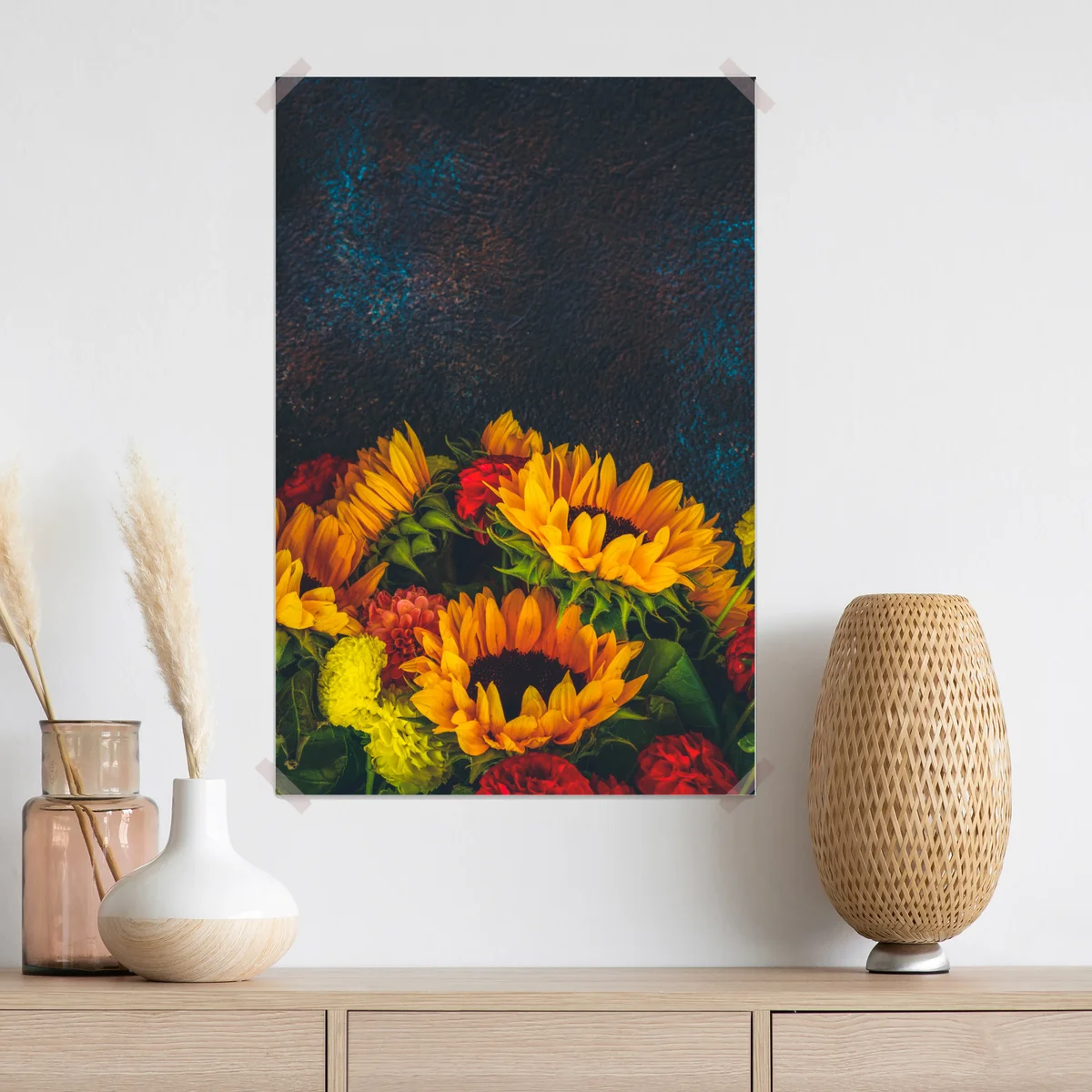Poster lebendiger sonnenblumenstrauß vor dunklem hintergrund Poster lebendiger sonnenblumenstrauß vor dunklem hintergrund