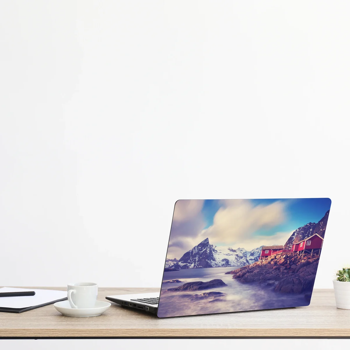 Naklejka na laptopa górski nadmorski krajobraz z czerwonymi domkami Naklejka na laptopa górski nadmorski krajobraz z czerwonymi domkami