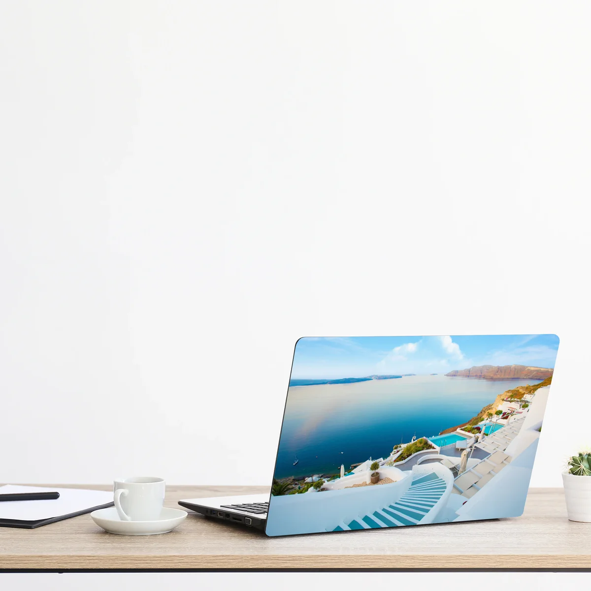 Naklejka na laptopa Santorini widok na morze z tarasu Naklejka na laptopa Santorini widok na morze z tarasu