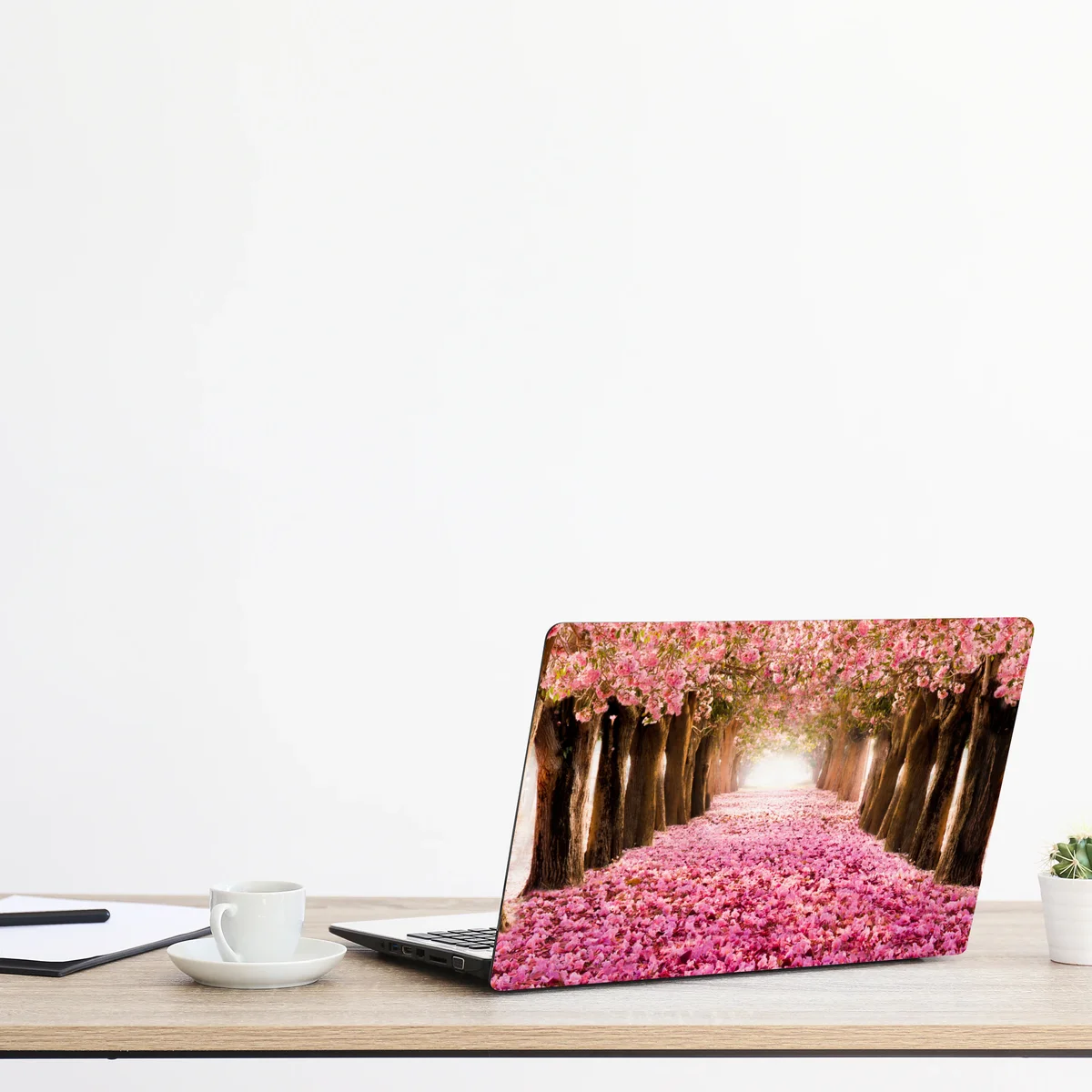 Naklejka na laptopa różowa aleja kwiatów wiśni Naklejka na laptopa różowa aleja kwiatów wiśni