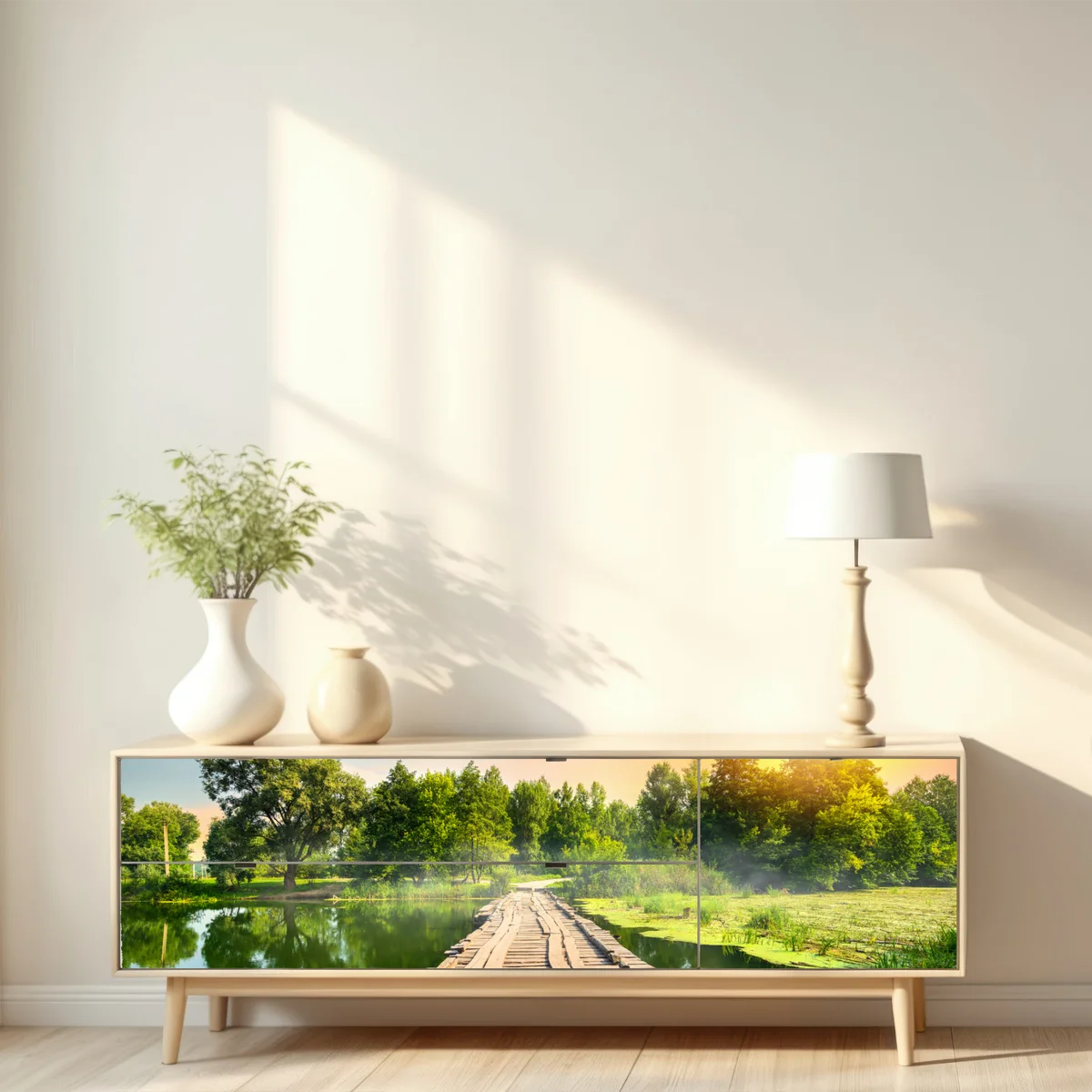 Repositionierbarer Aufkleber sonnige hölzerne brücke über ruhigen see Repositionierbarer Aufkleber sonnige hölzerne brücke über ruhigen see