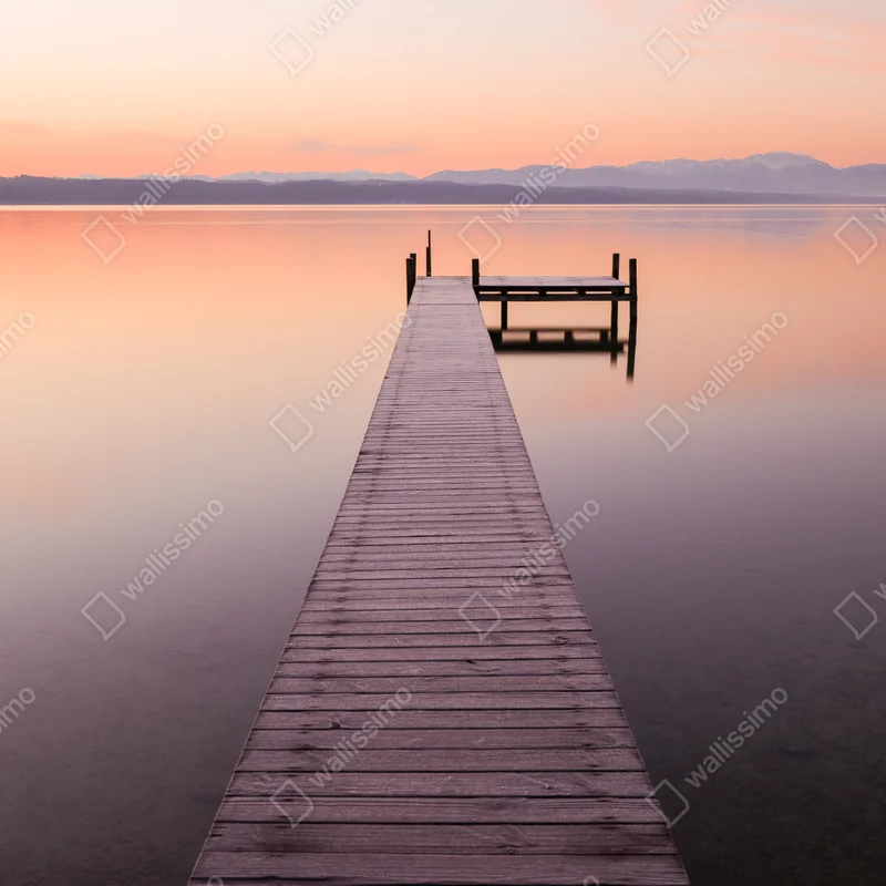 Leinwandbild ruhiger steg im frühaufgang über pastellfarbenem see Leinwandbild ruhiger steg im frühaufgang über pastellfarbenem see