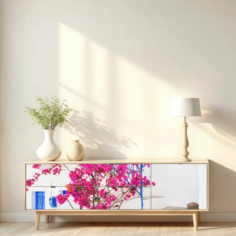 Repositionierbarer Aufkleber rosa bougainvillea vor weißem haus auf griechischer insel