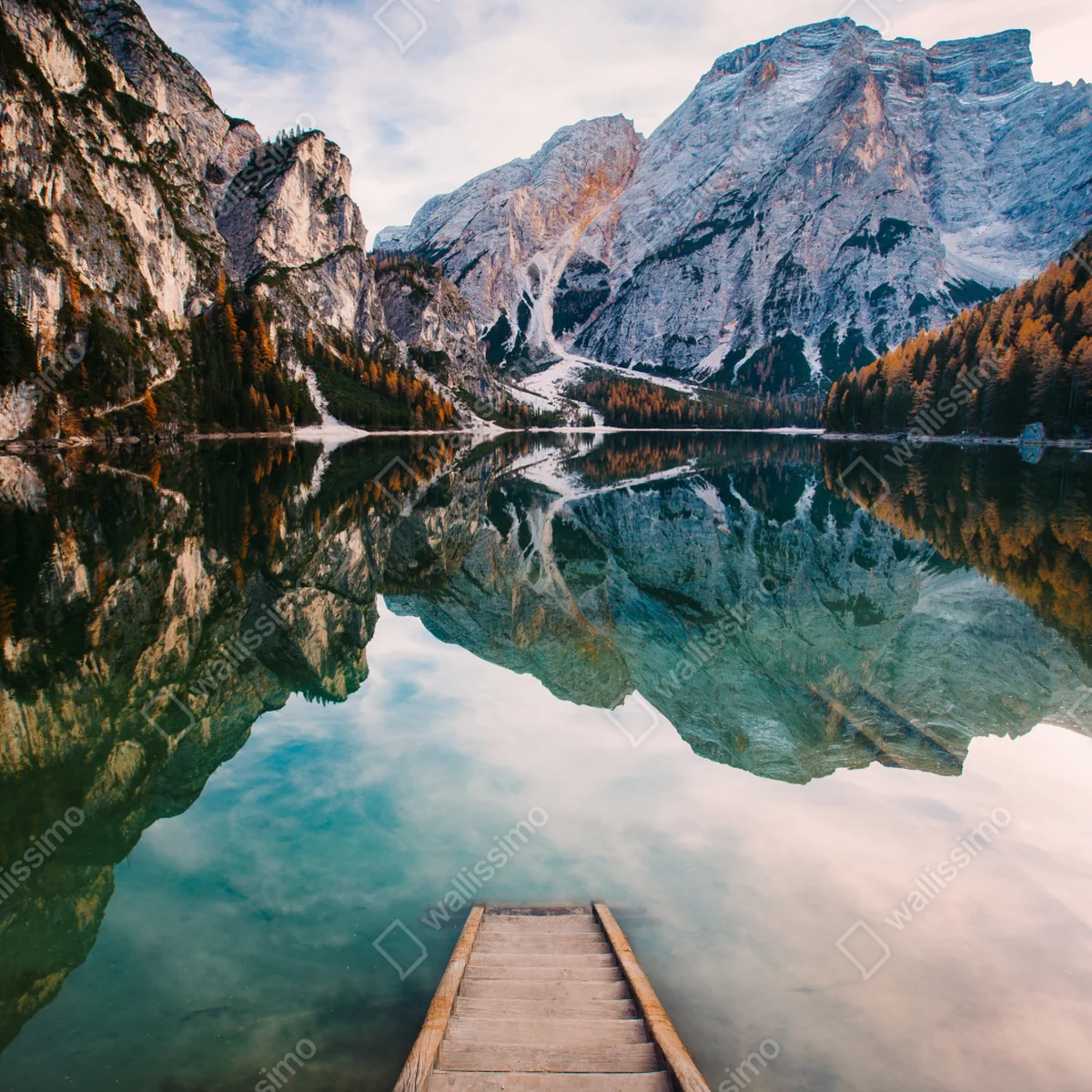 Fototapete ruhiger alpensee mit hölzernem steg Fototapete ruhiger alpensee mit hölzernem steg