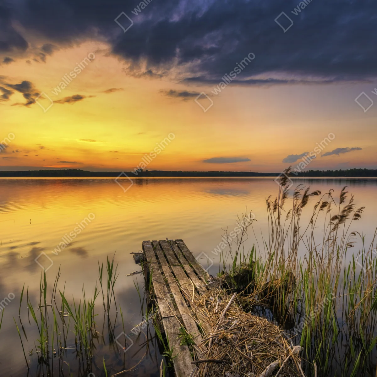 Repositionierbarer Aufkleber goldener sonnenuntergang am see mit steg Repositionierbarer Aufkleber goldener sonnenuntergang am see mit steg