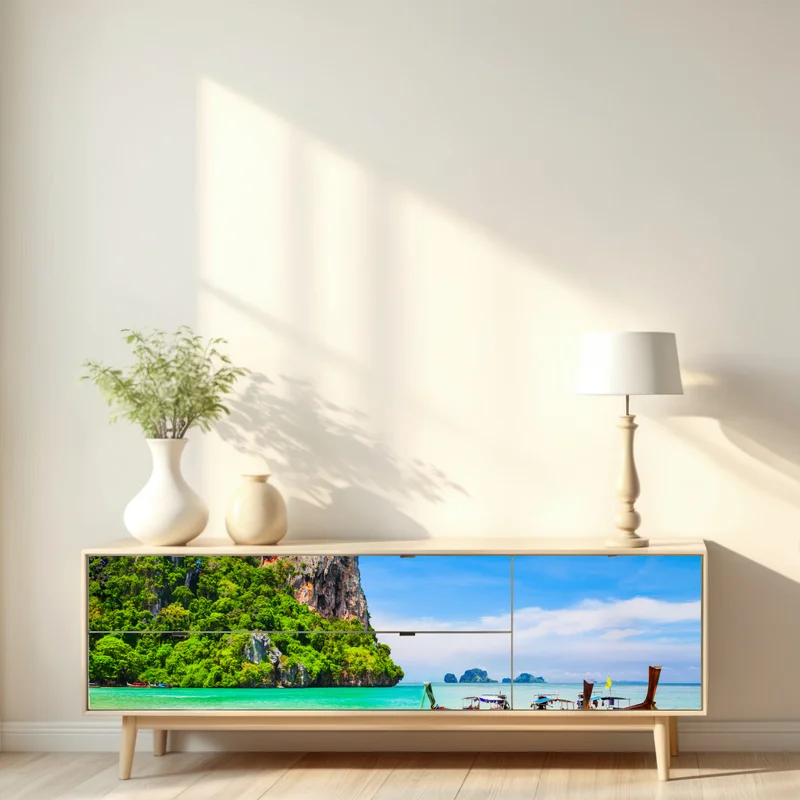 Repositionierbarer Aufkleber tropischer strand mit traditionellen booten in Thailand