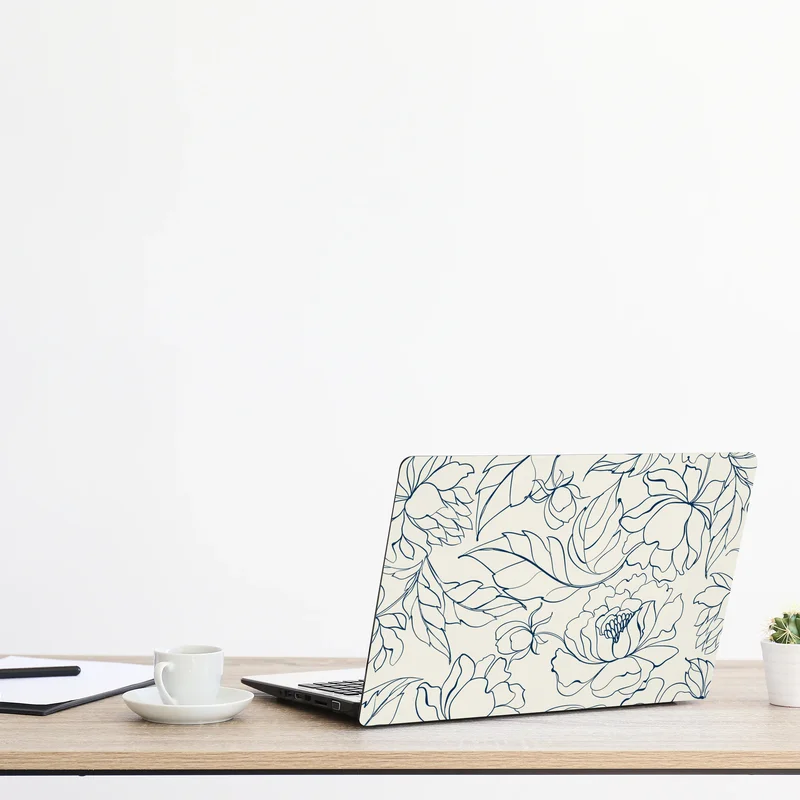 Naklejka na laptopa ręcznie rysowany granatowy wzór kwiatowy na kremowym tle