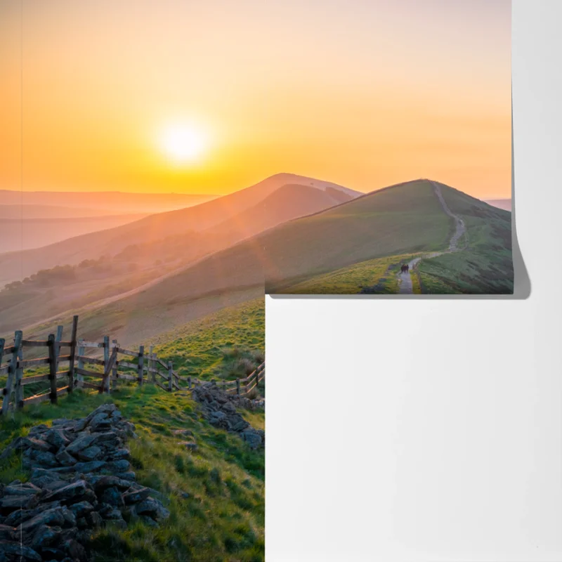 Fototapete sonnenaufgang über grünen hügeln mit steinweg Fototapete sonnenaufgang über grünen hügeln mit steinweg