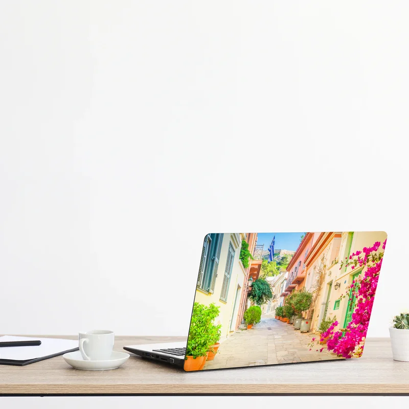 Laptop-Aufkleber sonnige griechische gasse mit bougainvillea Laptop-Aufkleber sonnige griechische gasse mit bougainvillea