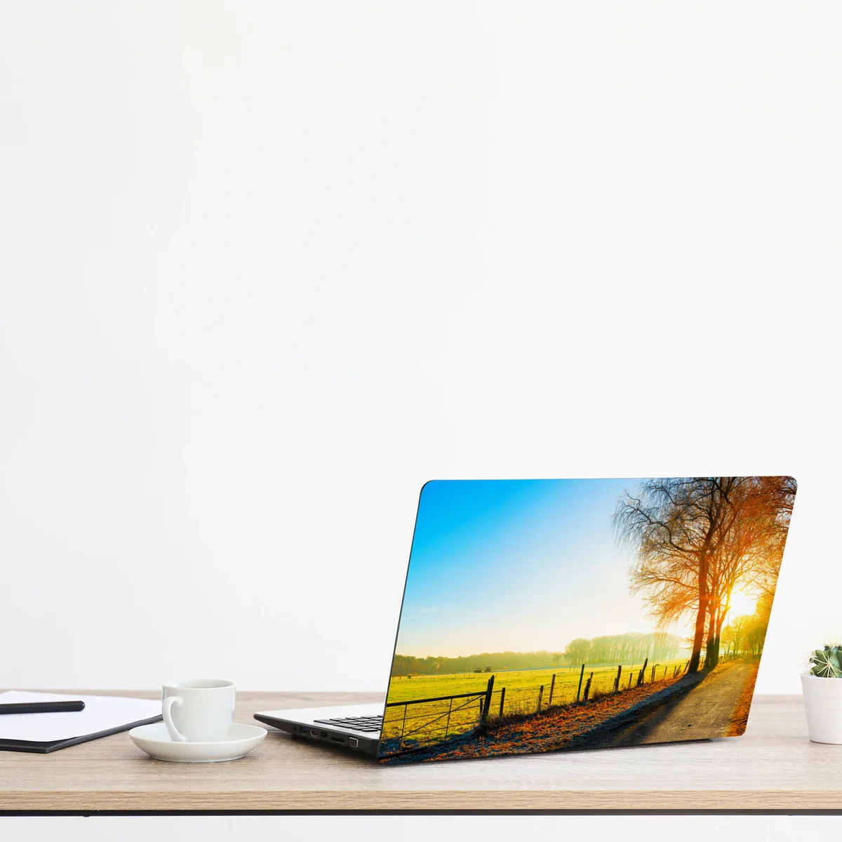 Laptop-Aufkleber sonnenbeschienener landweg durch herbstliche wiese Laptop-Aufkleber sonnenbeschienener landweg durch herbstliche wiese