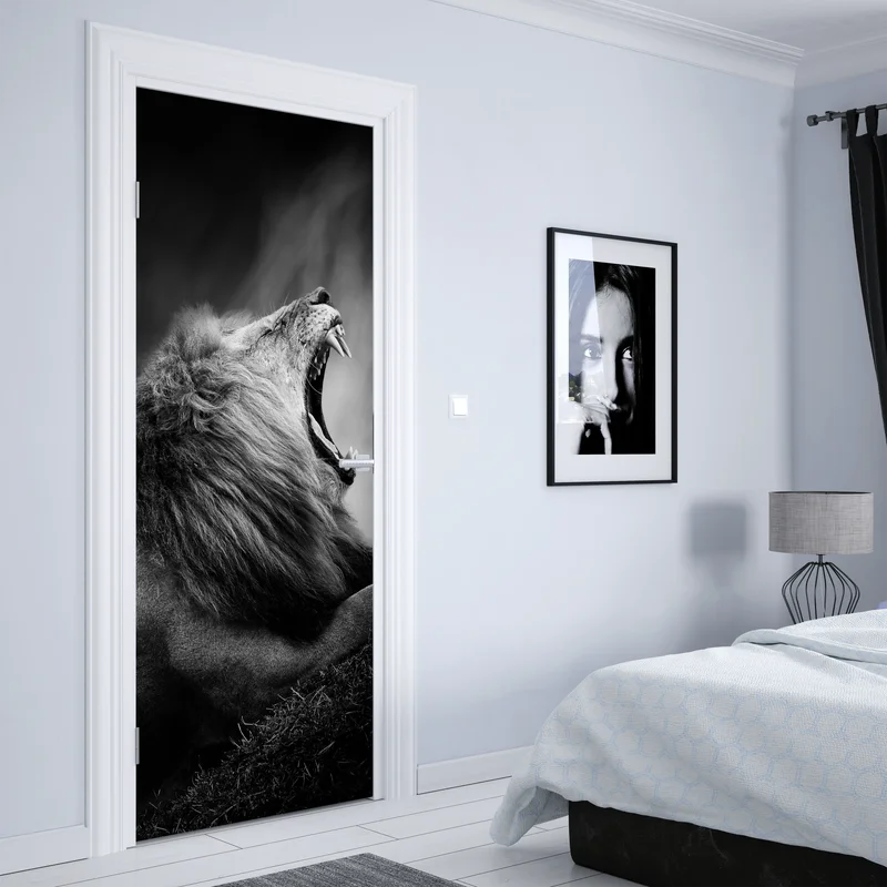 Türaufkleber majestätischer brüllender löwe in monochrom