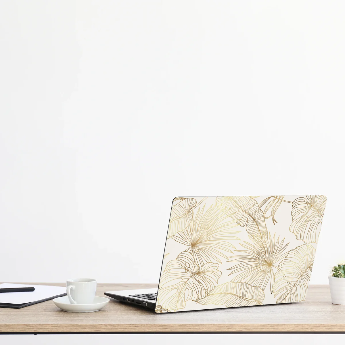Naklejka na laptopa złote tropikalne liście na beżowym tle Naklejka na laptopa złote tropikalne liście na beżowym tle
