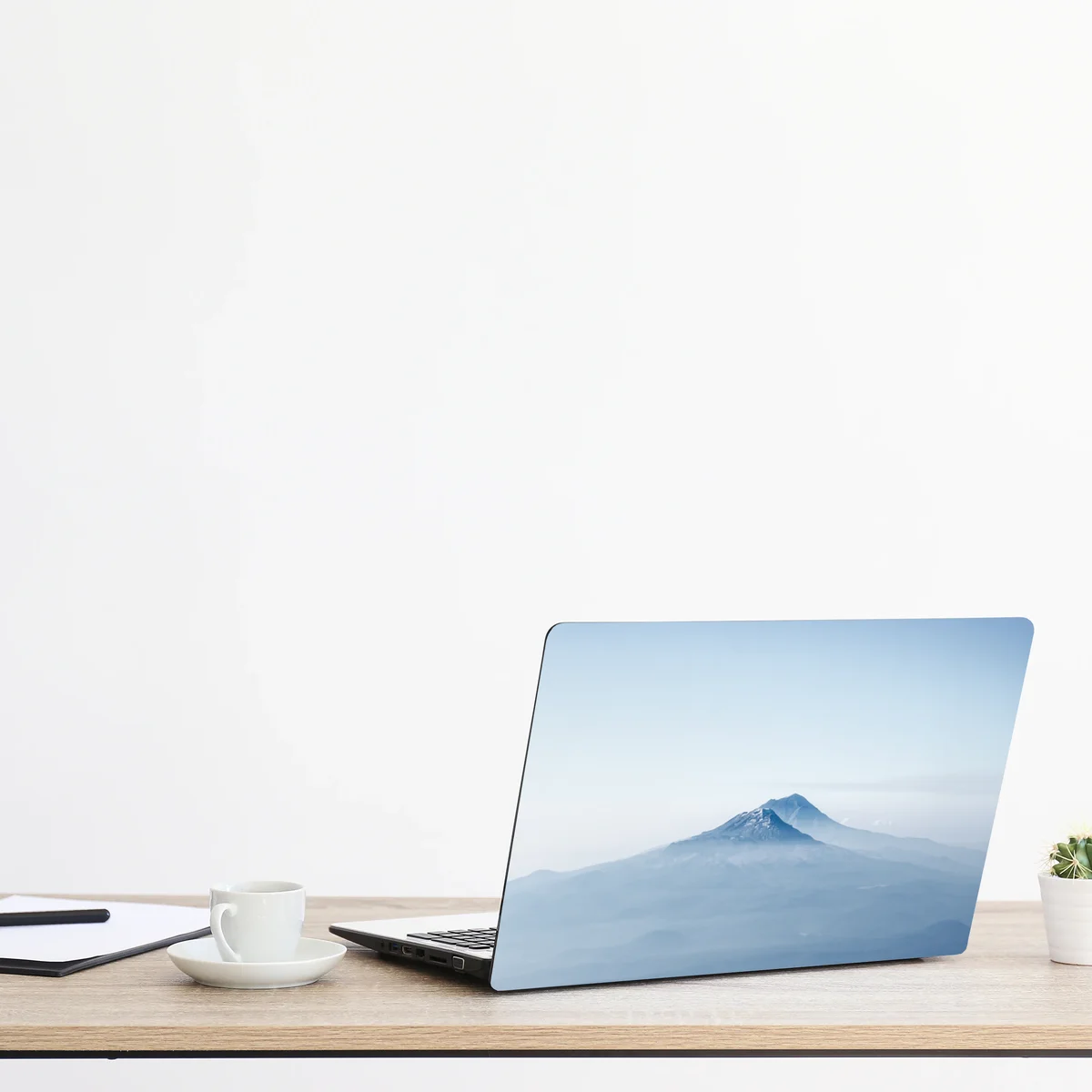 Laptop-Aufkleber neblige blaue berggipfel Laptop-Aufkleber neblige blaue berggipfel