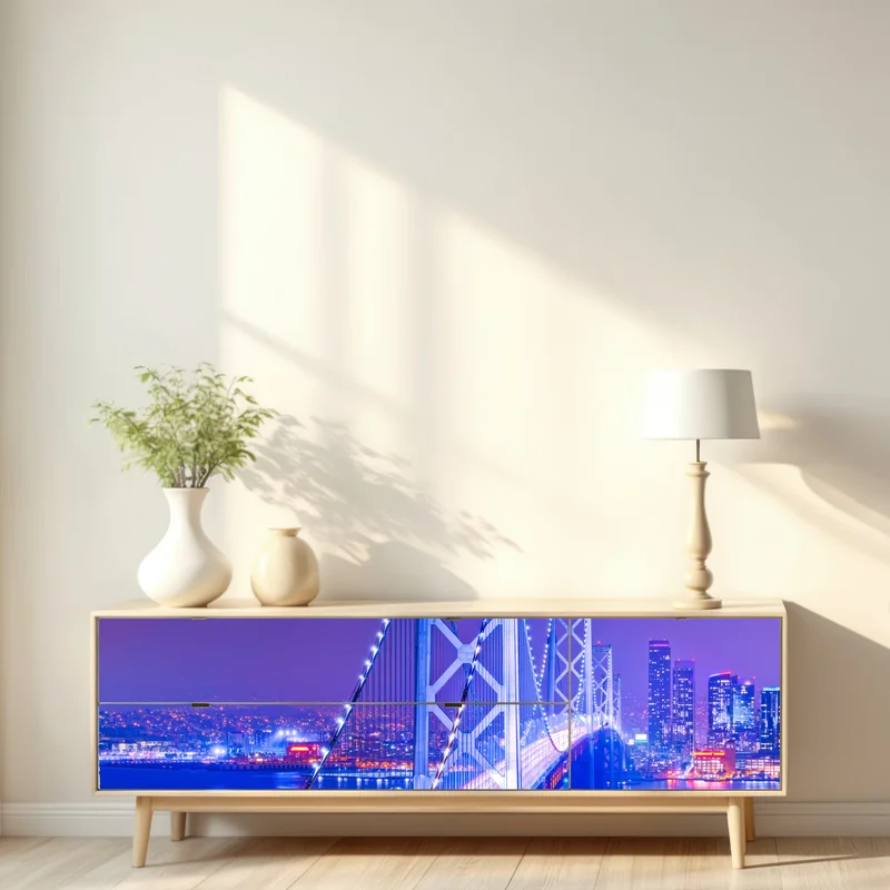 Repositionierbarer Aufkleber beleuchtete hängebrücke und stadtsilhouette bei nacht Repositionierbarer Aufkleber beleuchtete hängebrücke und stadtsilhouette bei nacht