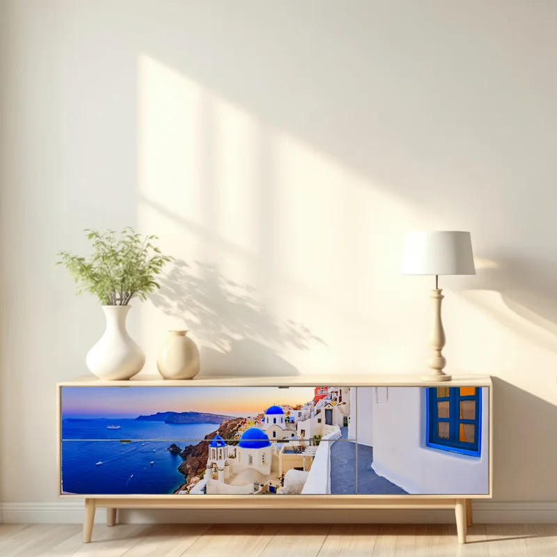 Repositionierbarer Aufkleber Santorini sonnenuntergang über blauen kuppeln