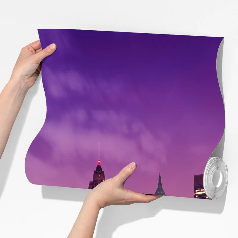 Fototapete violette skyline über leuchtender stadt und brücke Fototapete violette skyline über leuchtender stadt und brücke