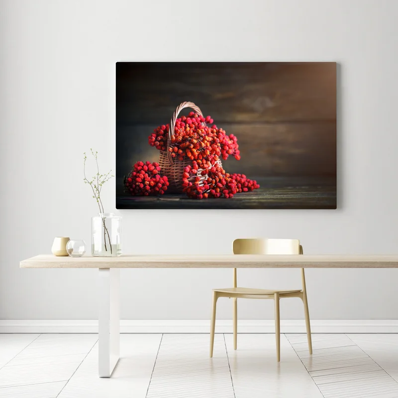 Leinwandbild herbstliche vogelbeeren im weidenkorb Leinwandbild herbstliche vogelbeeren im weidenkorb