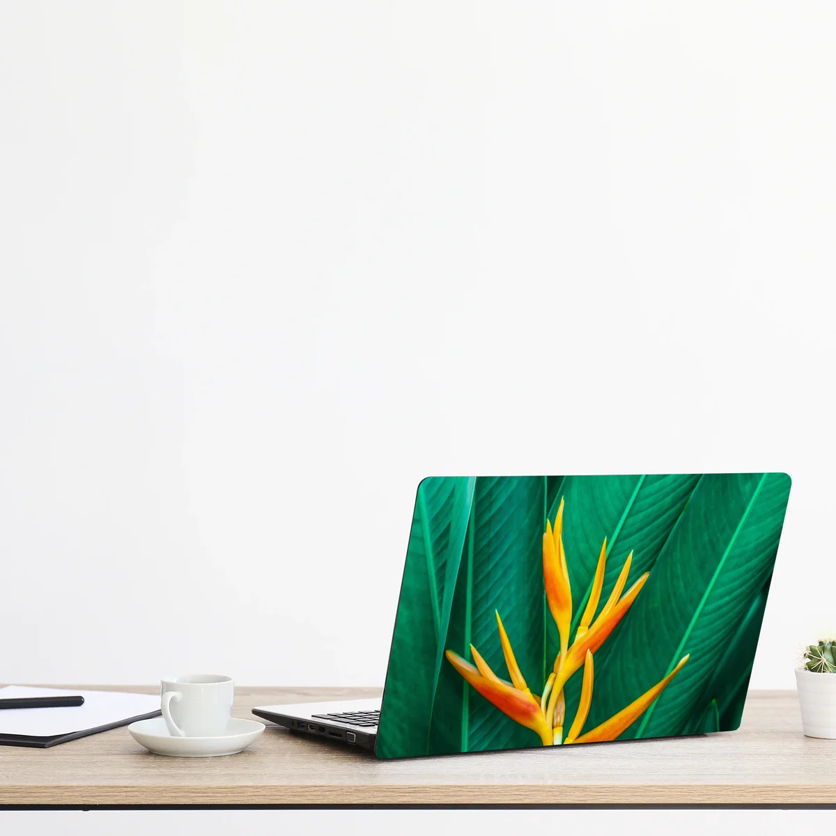 Laptop-Aufkleber leuchtende tropische paradiesvogelblume auf grünen blättern Laptop-Aufkleber leuchtende tropische paradiesvogelblume auf grünen blättern