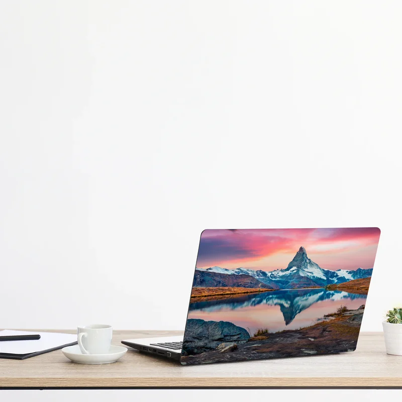 Laptop-Aufkleber majestätisches Matterhorn spiegelt sich im Stellisee