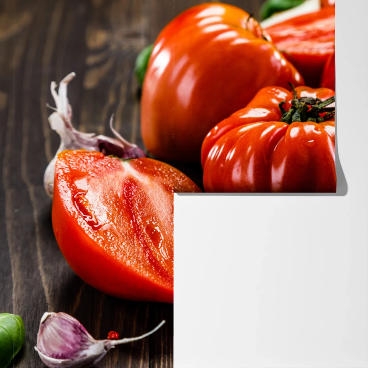 Fototapete reife tomaten auf rustikalem holztisch Fototapete reife tomaten auf rustikalem holztisch