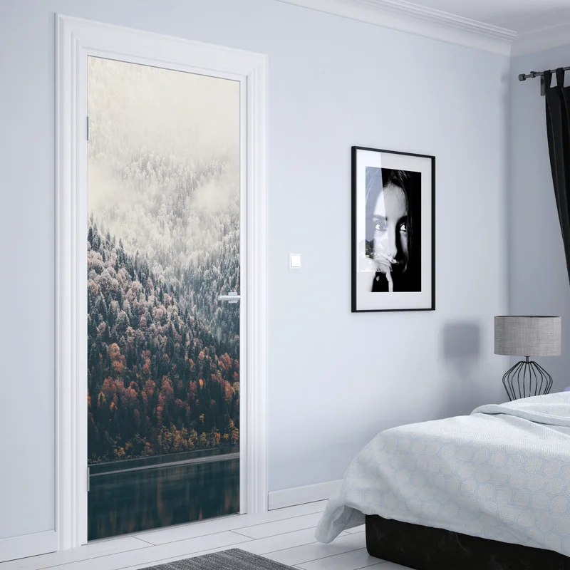 Türaufkleber herbstlicher nebel über bergwald Türaufkleber herbstlicher nebel über bergwald