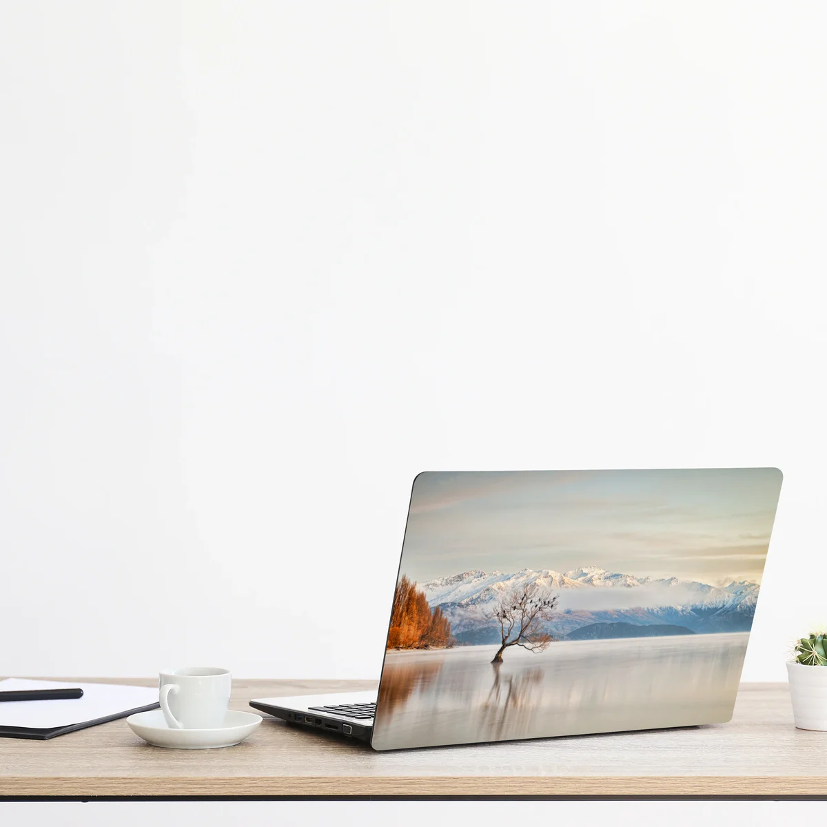 Naklejka na laptopa samotne drzewo nad jeziorem Wanaka Naklejka na laptopa samotne drzewo nad jeziorem Wanaka