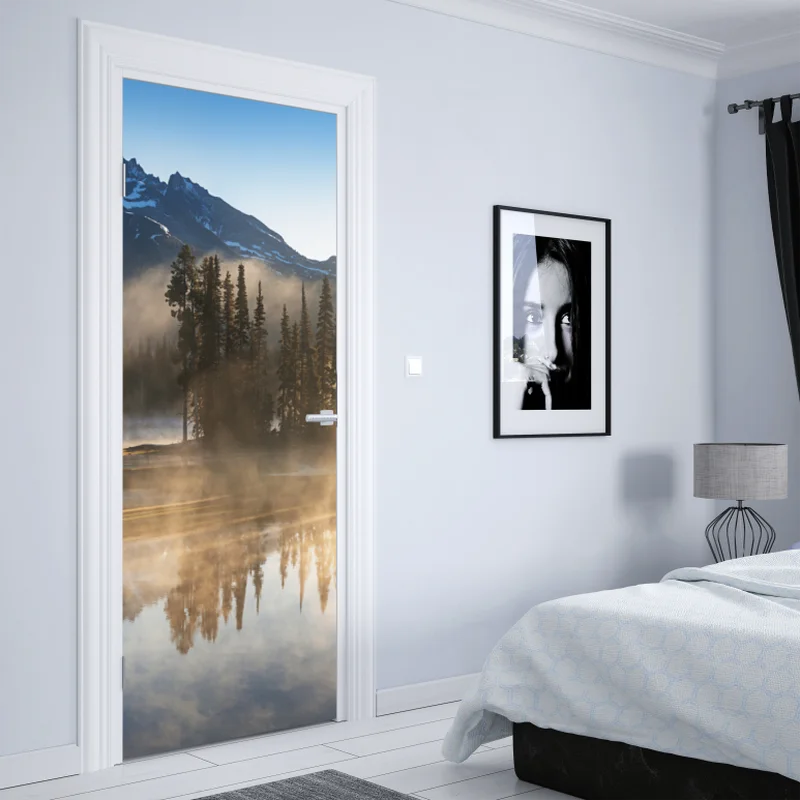 Türaufkleber nebliger bergspiegel am see bei sonnenaufgang