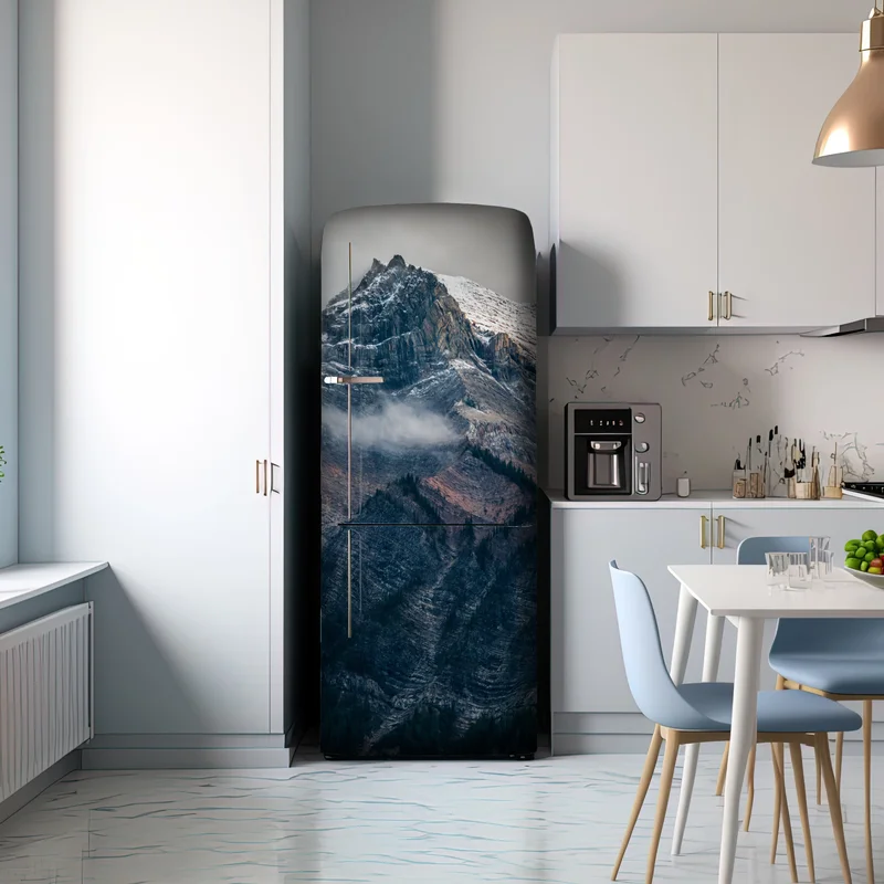 Kühlschrankaufkleber dramatischer alpiner gipfel im nebel