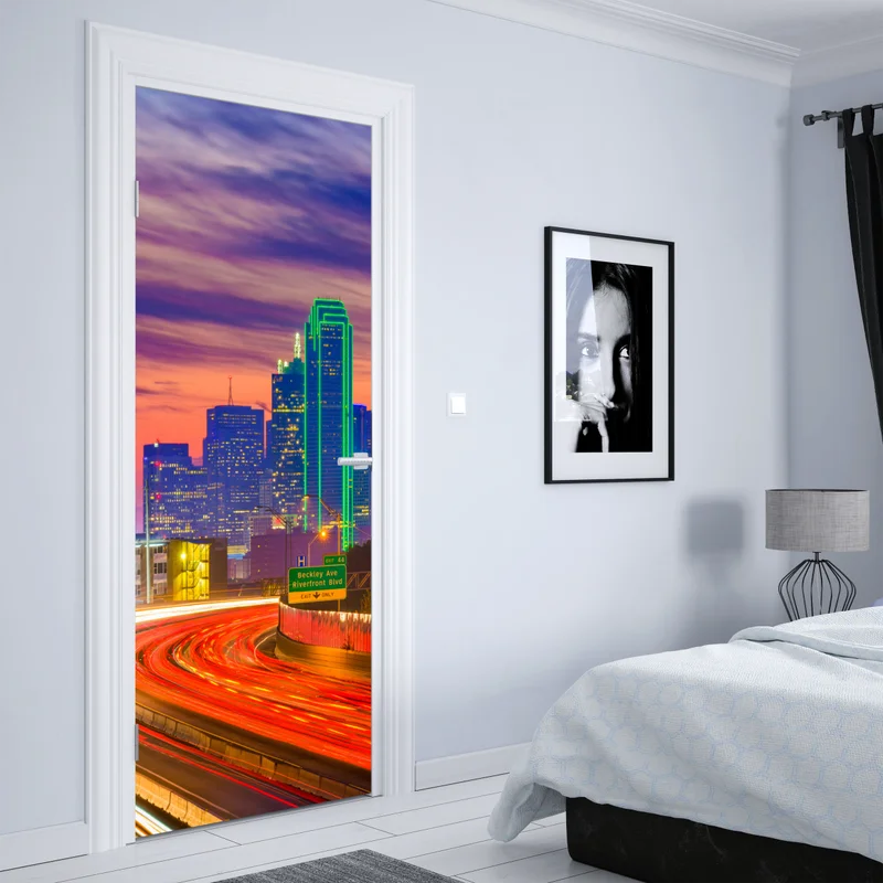 Türaufkleber panorama von Dallas bei sonnenuntergang mit lichtspuren auf der autobahn