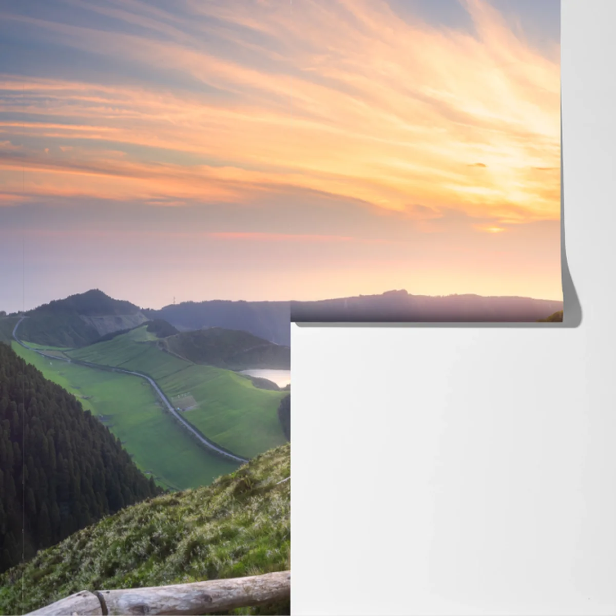 Fototapete sonnenuntergangspfad auf berggrat über see und tal Fototapete sonnenuntergangspfad auf berggrat über see und tal