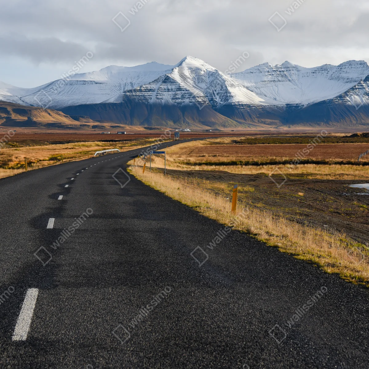 Repositionierbarer Aufkleber leere straße zu schneebedeckten bergen, Island Repositionierbarer Aufkleber leere straße zu schneebedeckten bergen, Island