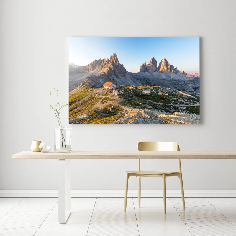 Leinwandbild sonnenbeschienene berghütte und alpine gipfel Leinwandbild sonnenbeschienene berghütte und alpine gipfel