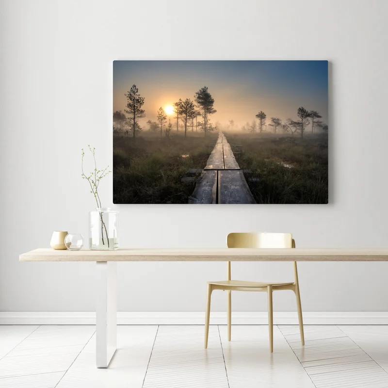 Leinwandbild nebliger sonnenaufgang über dem holzsteg Leinwandbild nebliger sonnenaufgang über dem holzsteg