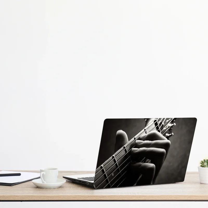 Laptop-Aufkleber nahaufnahme der hand auf dem griffbrett Laptop-Aufkleber nahaufnahme der hand auf dem griffbrett